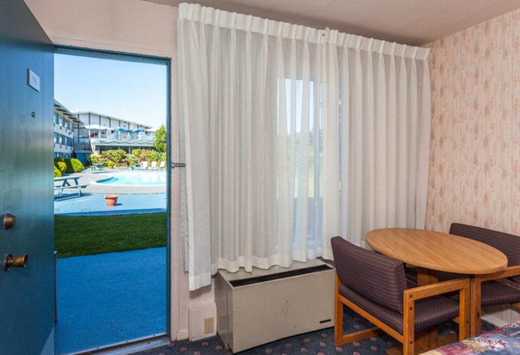 Howard Johnson By Wyndham Nanaimo Harbourside Exterior foto