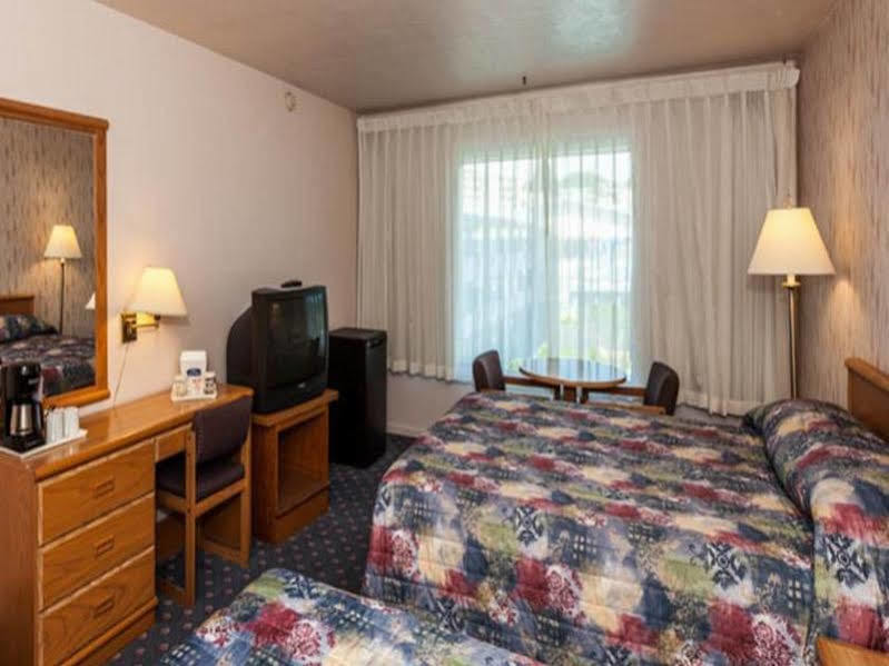 Howard Johnson By Wyndham Nanaimo Harbourside Exterior foto